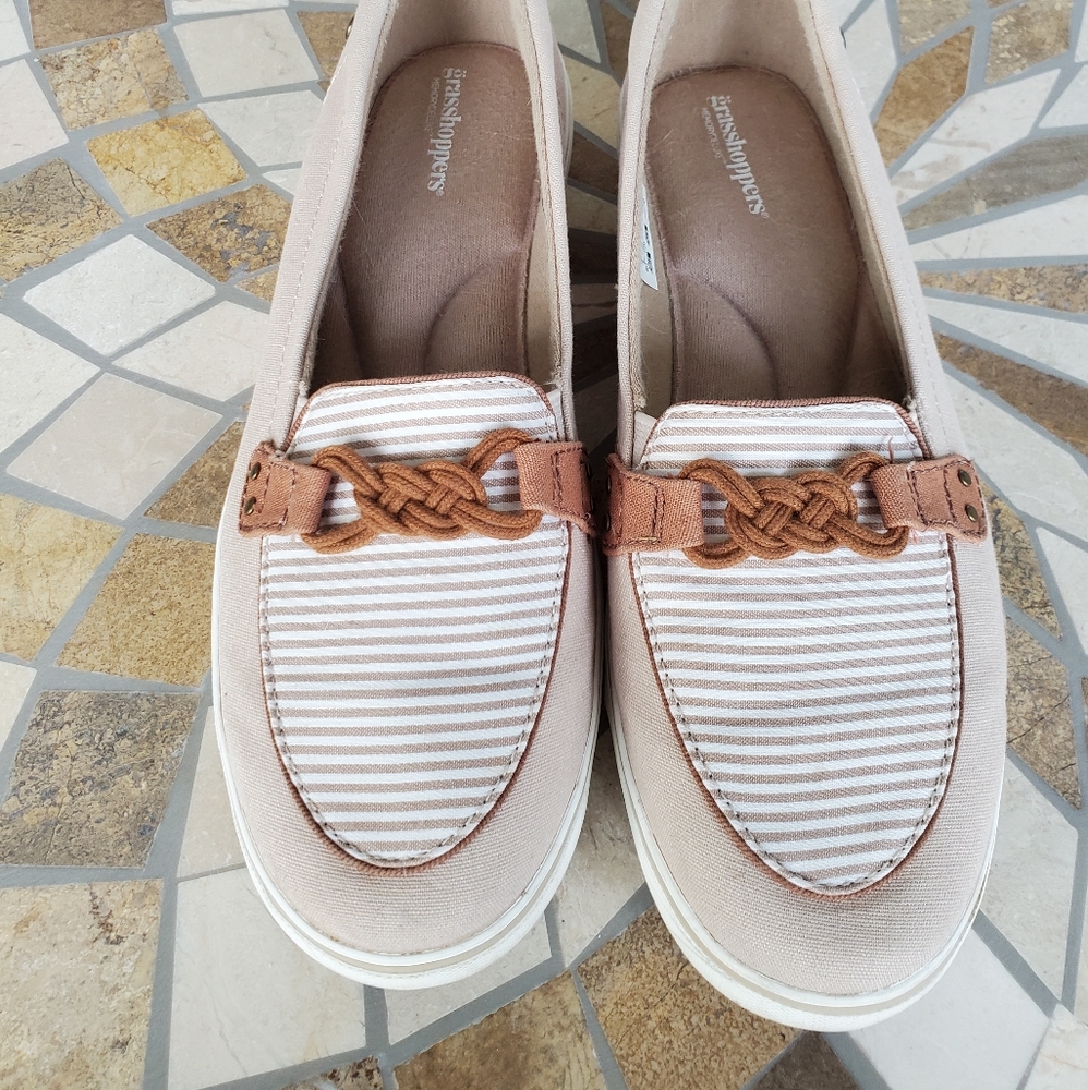 Grasshoppers tan stripe size 9